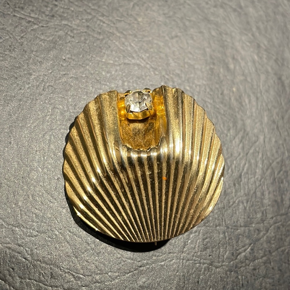 Vintage Scalloped design gold tone brooch